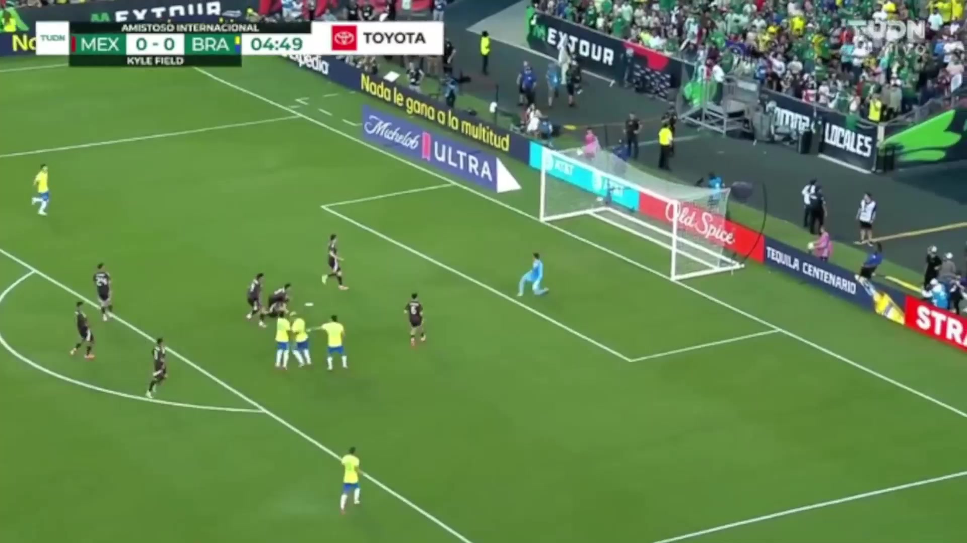 巴西队梦幻开局！佩雷拉假动作晃倒两人后低射破门！