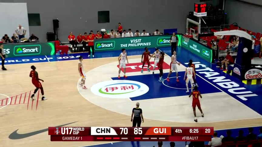 走神了！中国男篮U17被几内亚在篮下轻松上空篮，教练场边摇头无奈